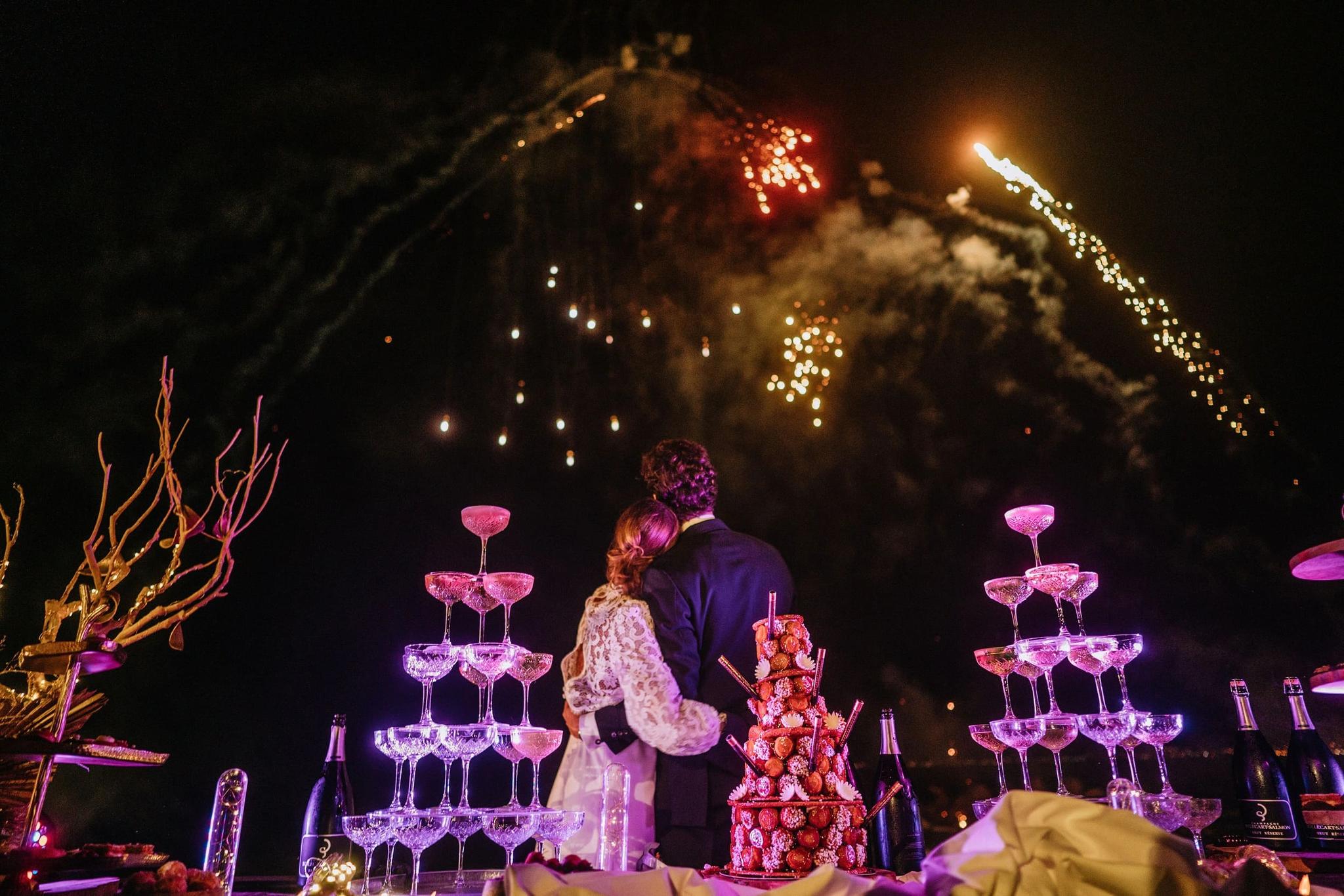 Mariage en Corse : feu d’artifice final avec invités rassemblés autour des mariés à Lagnonu