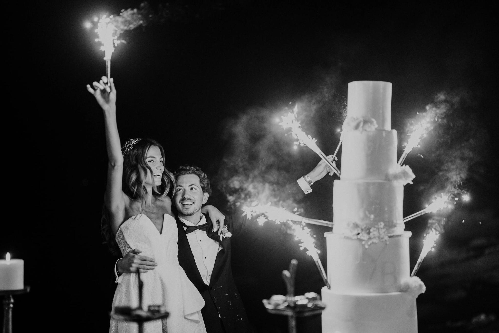 Moment festif autour du gâteau de mariage au domaine Lagnonu